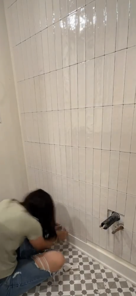 Easy Tile Wall With MusselBound Adhesive - Newbuild Newlyweds